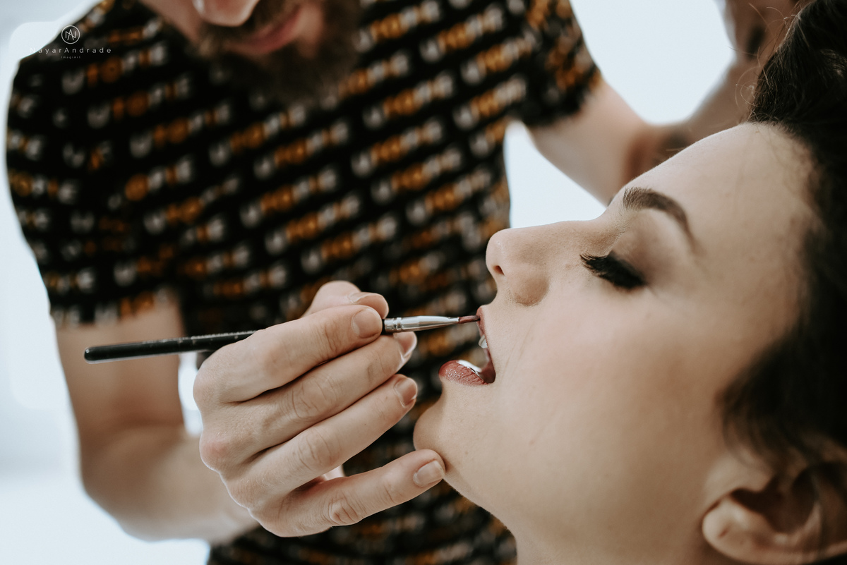 Mini wedding em Santos no australiano bar, noiva com vestido longo de fenda e noivo de suspensorio e gravata borboleta. Fotos de casamento na mesa de sinucae no bar. Casal apaixonado em mini wedd de manha