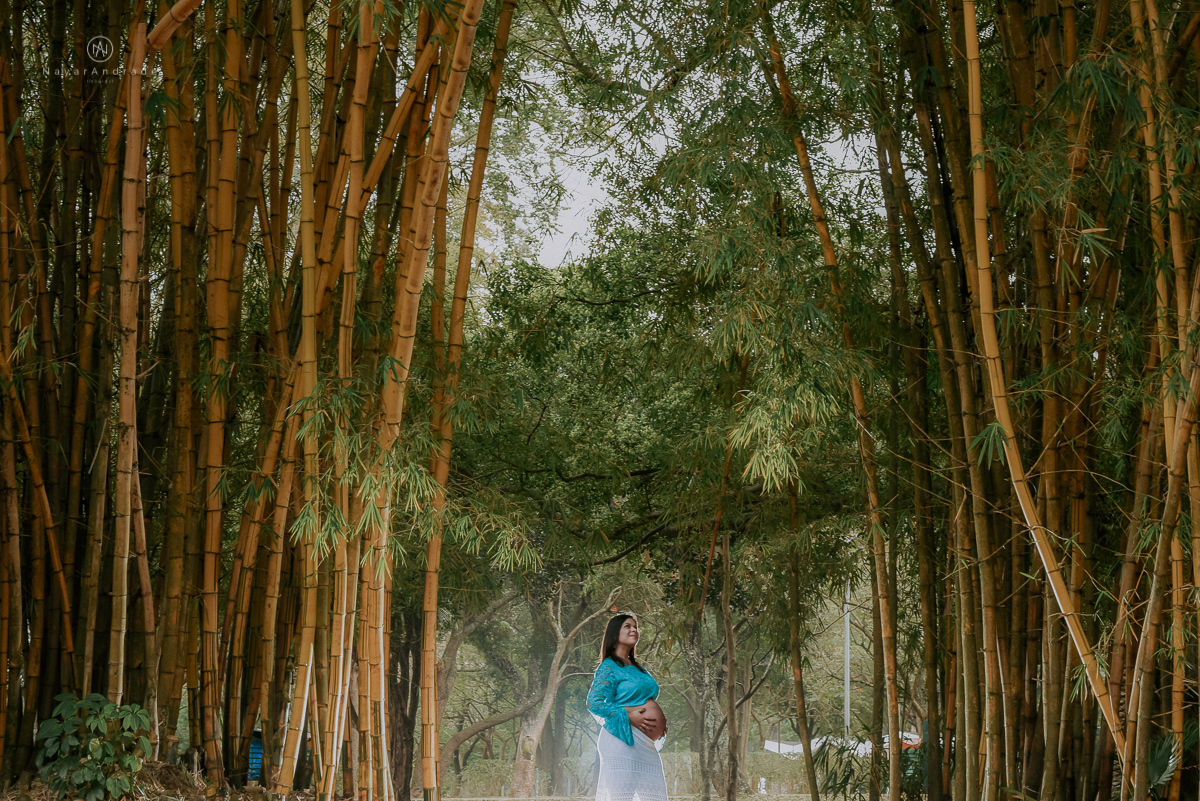 Ensaio gestante feito no parque do ibirapuera com verde folhas flotes e arvores ensaio gestante