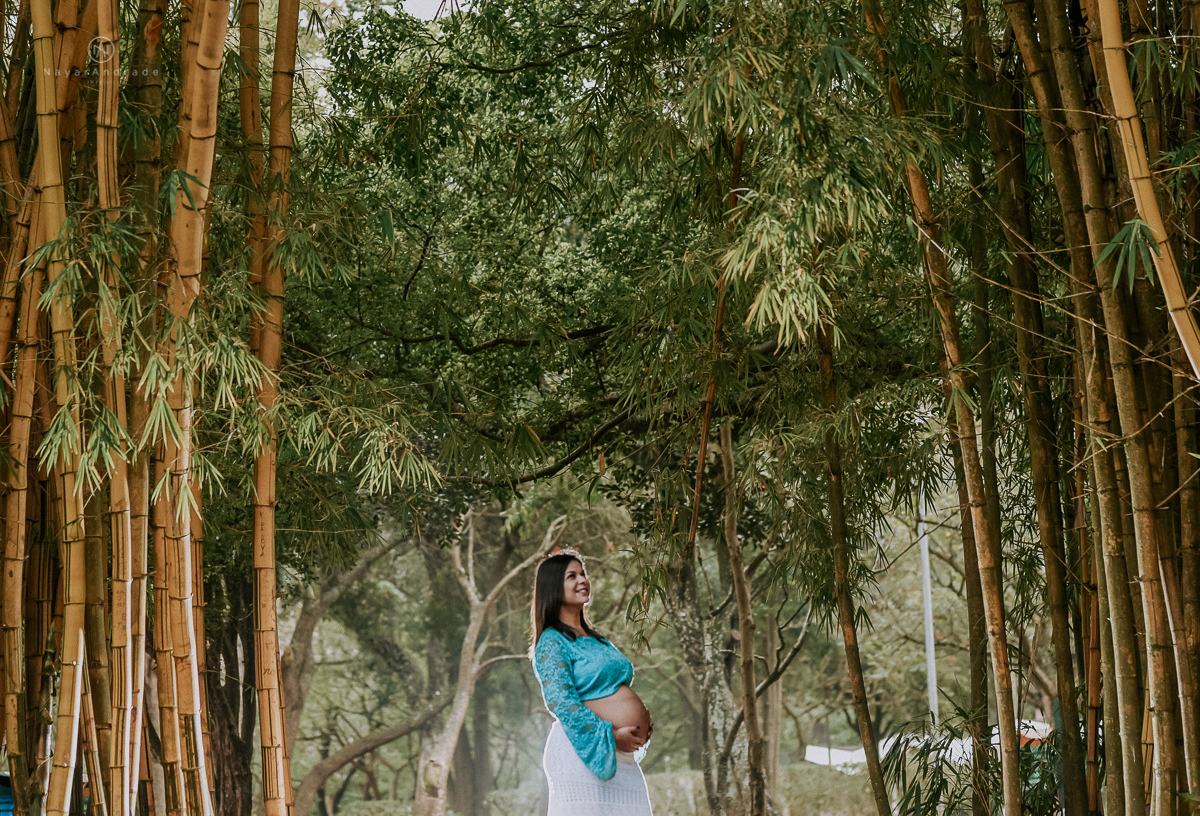 Ensaio gestante feito no parque do ibirapuera com verde folhas flotes e arvores ensaio gestante
