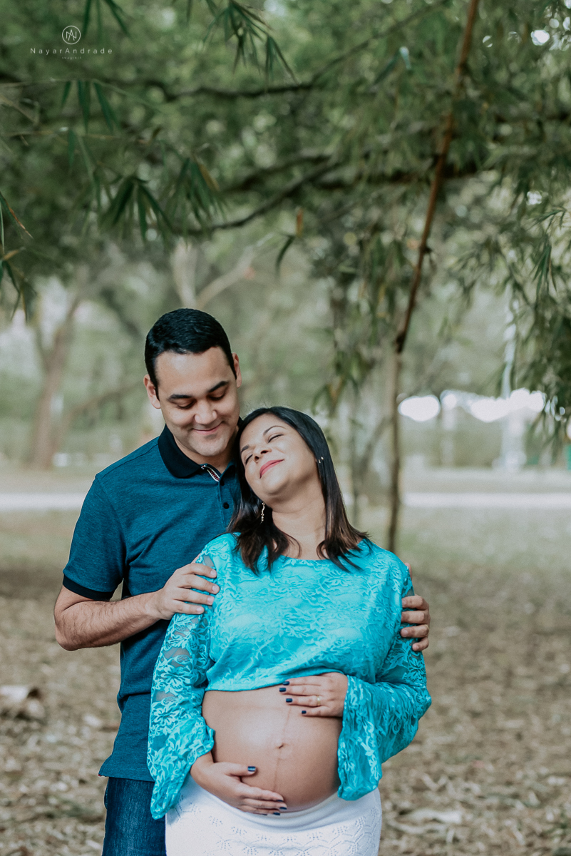 Ensaio gestante feito no parque do ibirapuera com verde folhas flotes e arvores ensaio gestante
