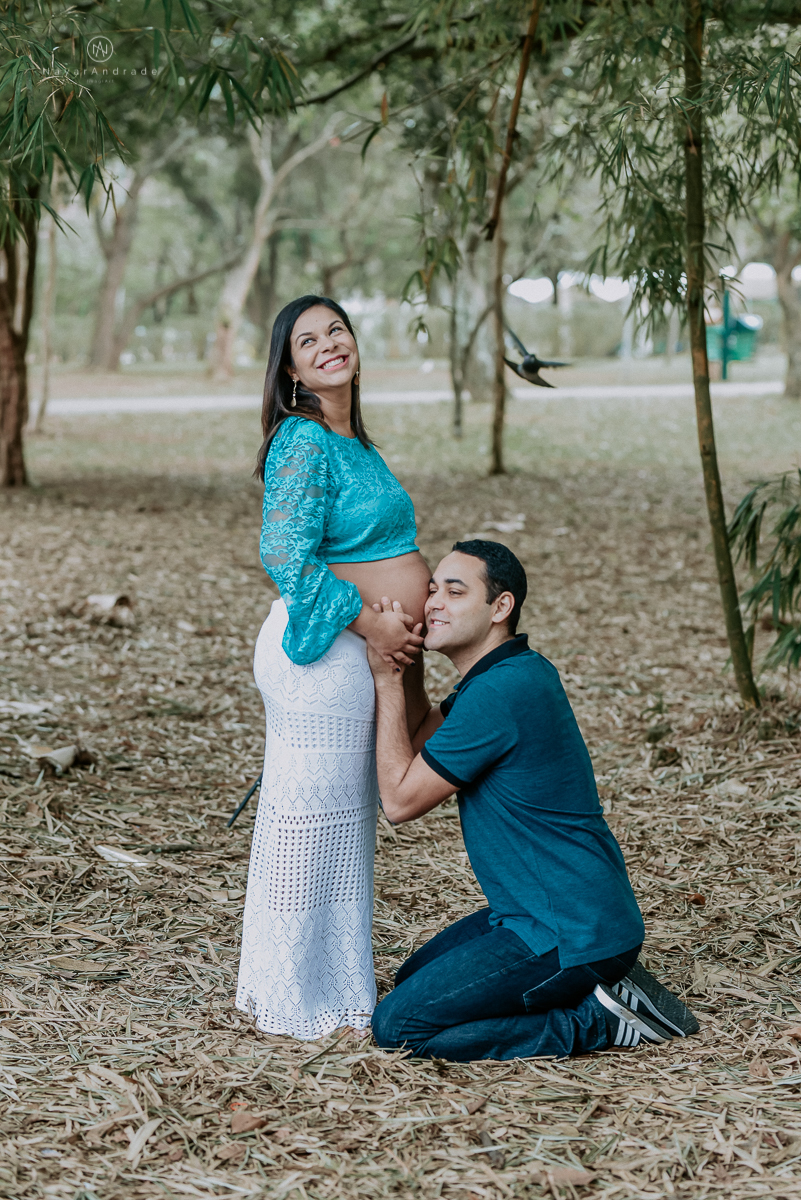 Ensaio de gestante casal feito em casa deitados na cama e na sala de casa  gestante life style