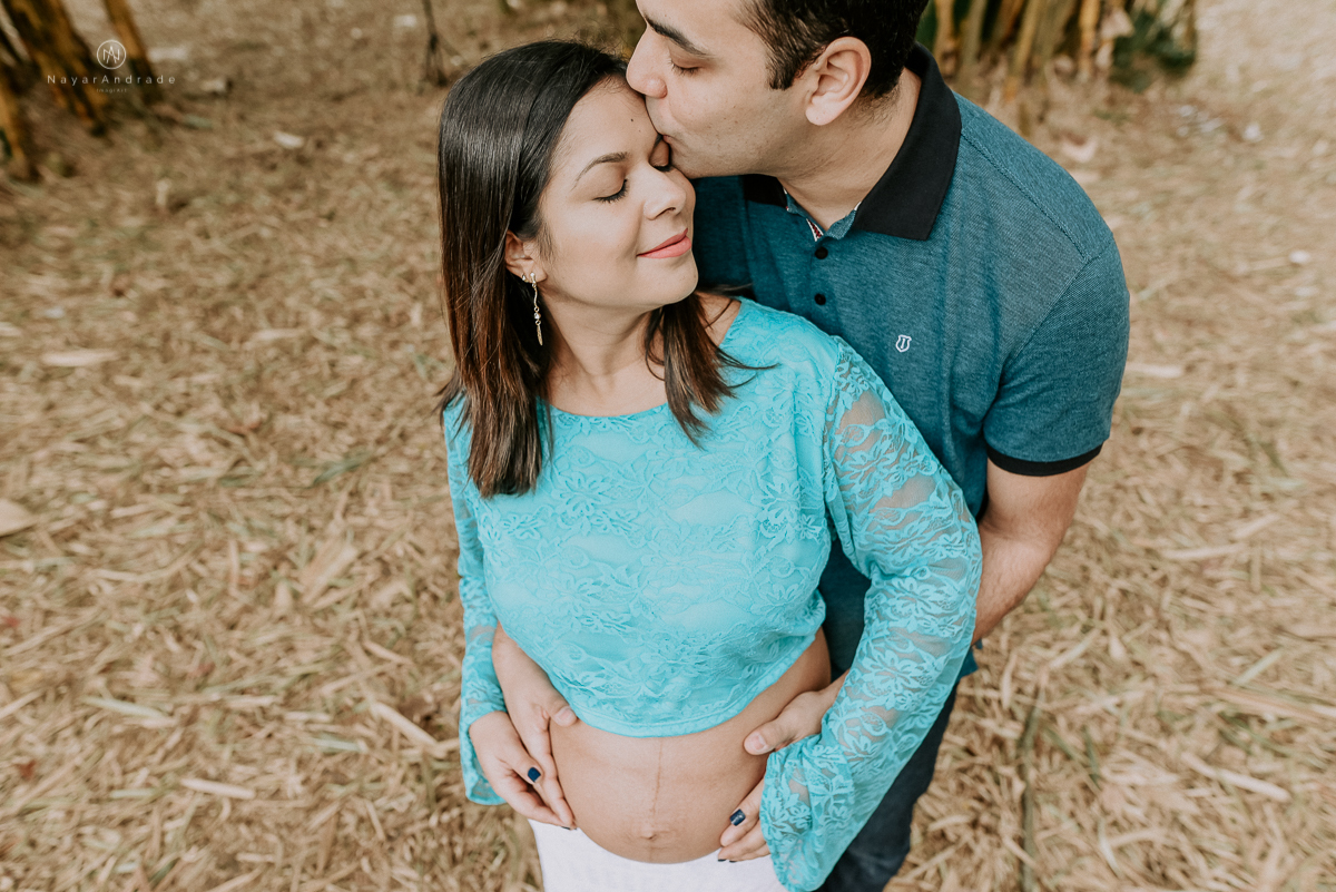 Ensaio gestante feito no parque do ibirapuera com verde folhas flotes e arvores ensaio gestante