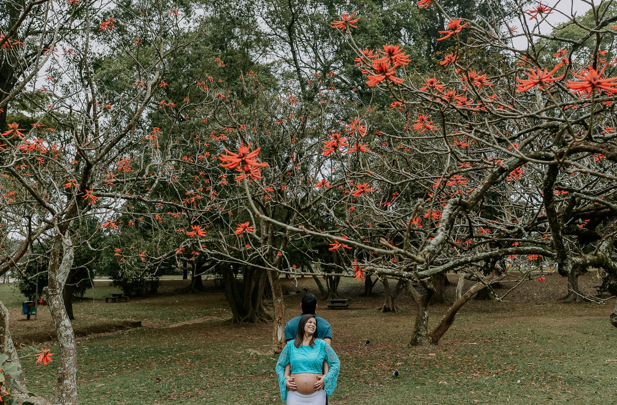 Ensaio gestante feito no parque do ibirapuera com verde folhas flotes e arvores ensaio gestante