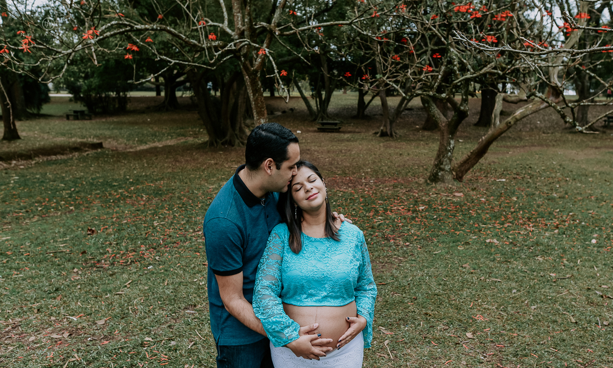 Ensaio gestante feito no parque do ibirapuera com verde folhas flotes e arvores ensaio gestante