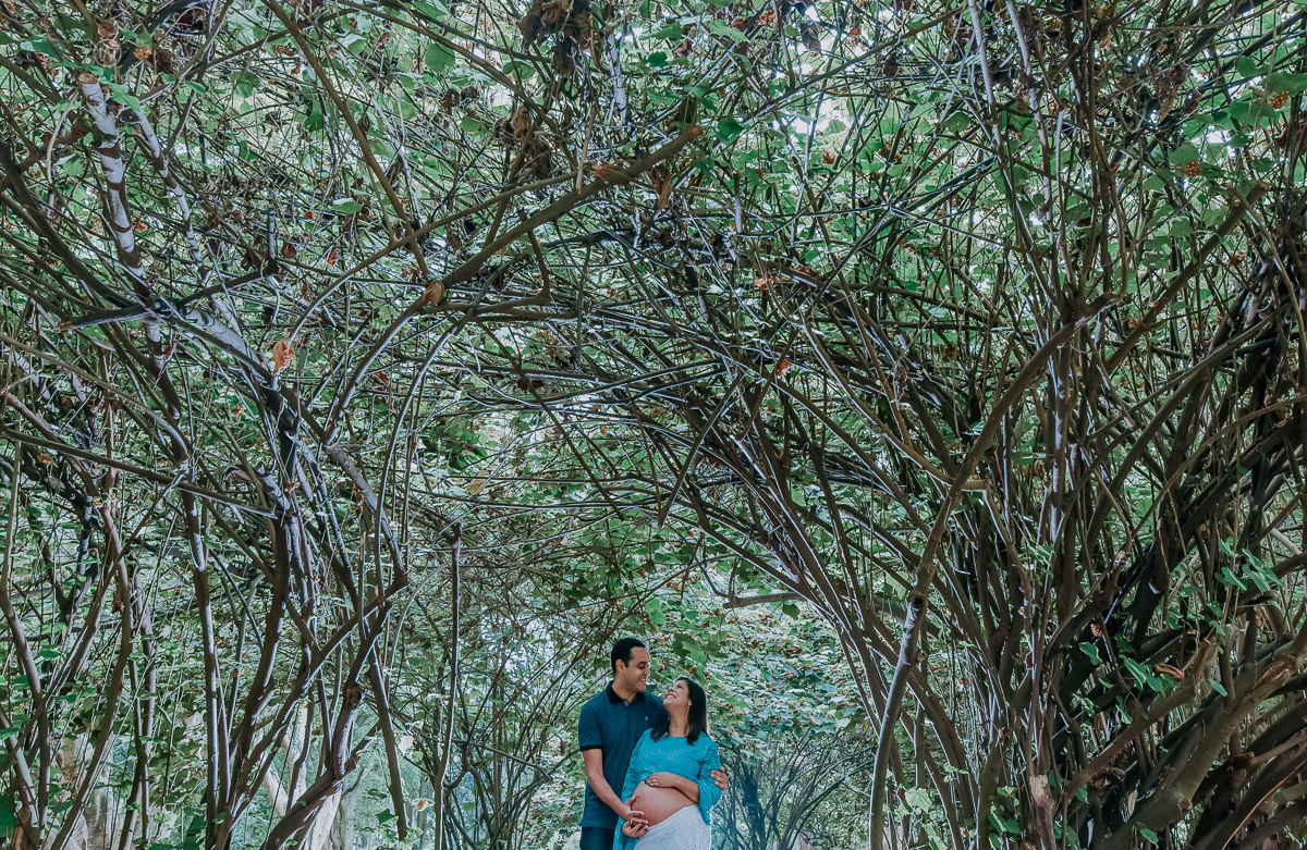 Ensaio gestante feito no parque do ibirapuera com verde folhas flotes e arvores ensaio gestante