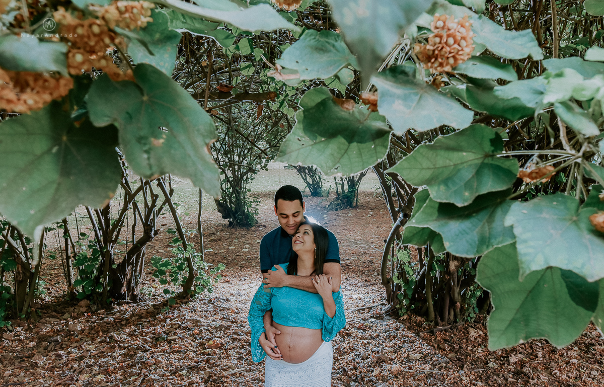 Ensaio gestante feito no parque do ibirapuera com verde folhas flotes e arvores ensaio gestante