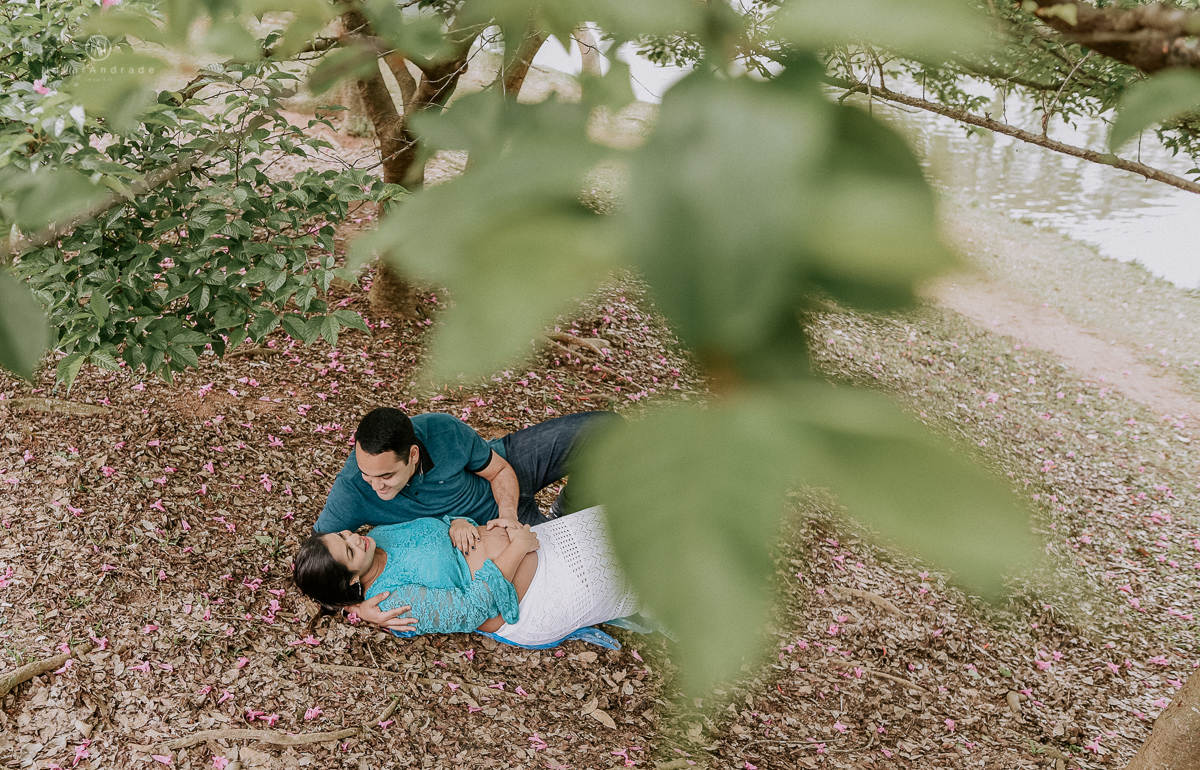 Ensaio gestante feito no parque do ibirapuera com verde folhas flotes e arvores ensaio gestante