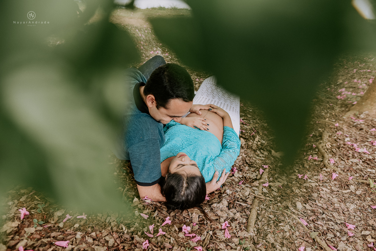 Ensaio gestante feito no parque do ibirapuera com verde folhas flotes e arvores ensaio gestante