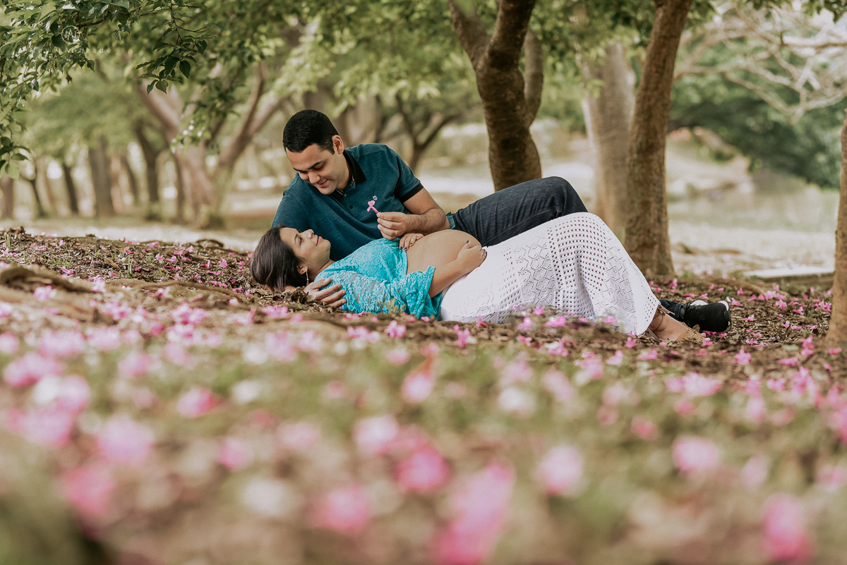 Ensaio gestante feito no parque do ibirapuera com verde folhas flotes e arvores ensaio gestante