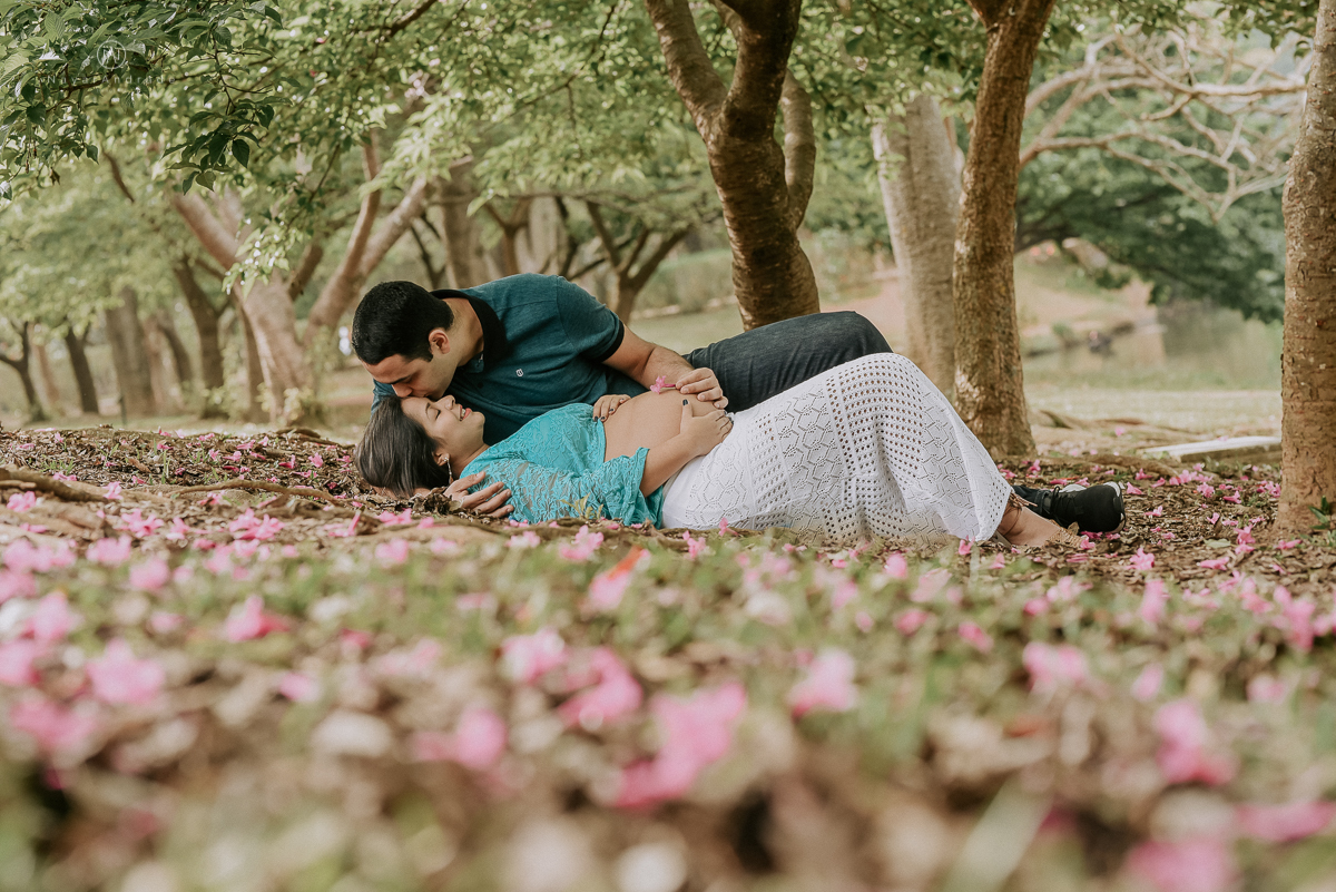Ensaio gestante feito no parque do ibirapuera com verde folhas flotes e arvores ensaio gestante