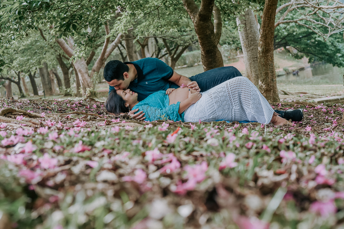 Ensaio gestante feito no parque do ibirapuera com verde folhas flotes e arvores ensaio gestante