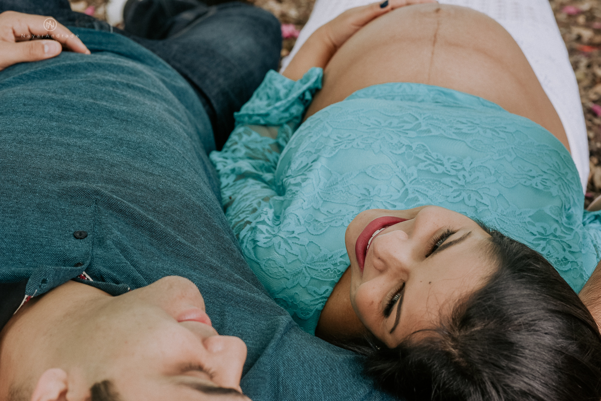 Ensaio gestante feito no parque do ibirapuera com verde folhas flotes e arvores ensaio gestante