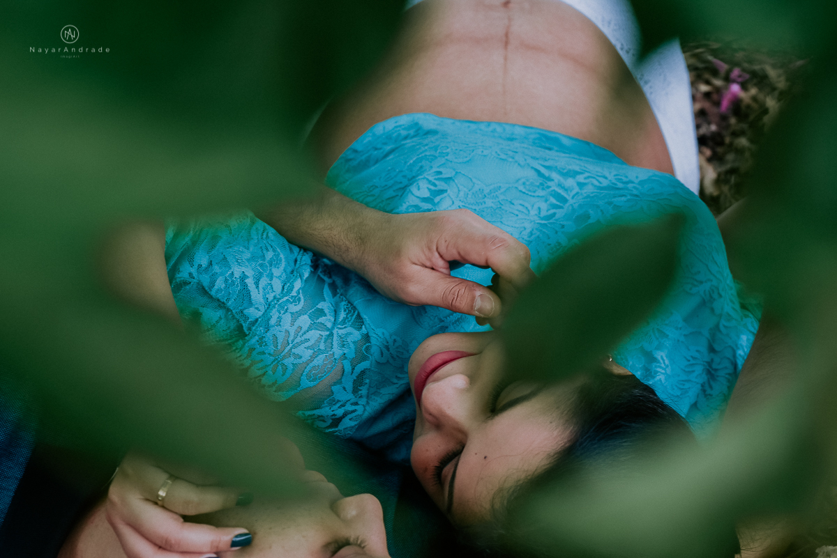 Ensaio gestante feito no parque do ibirapuera com verde folhas flotes e arvores ensaio gestante