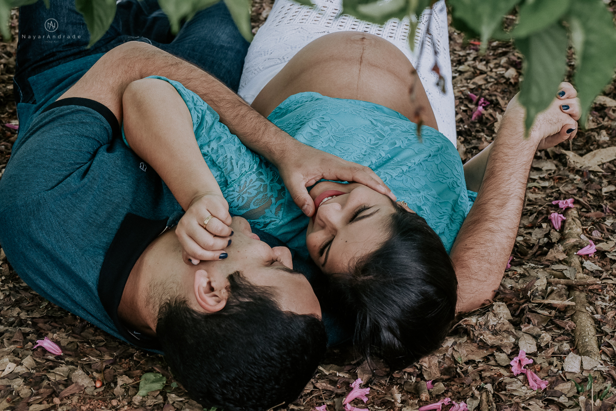 Ensaio gestante feito no parque do ibirapuera com verde folhas flotes e arvores ensaio gestante