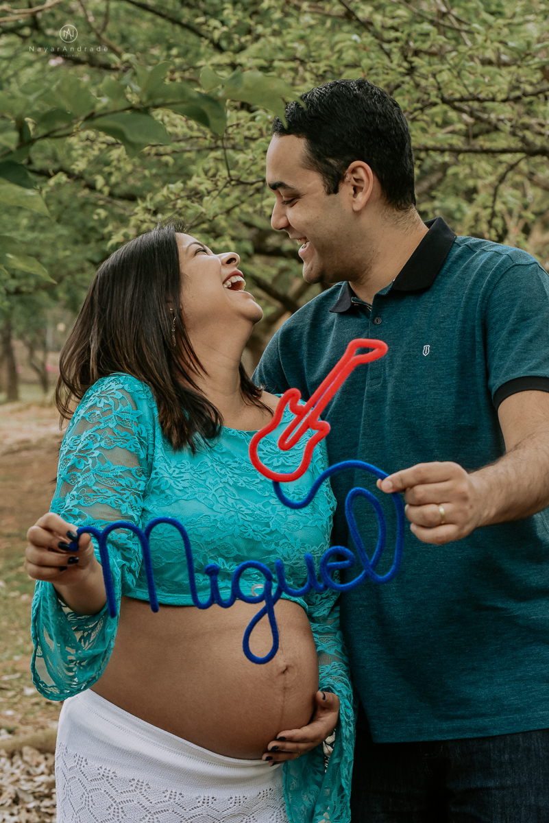 Ensaio gestante feito no parque do ibirapuera com verde folhas flotes e arvores ensaio gestante