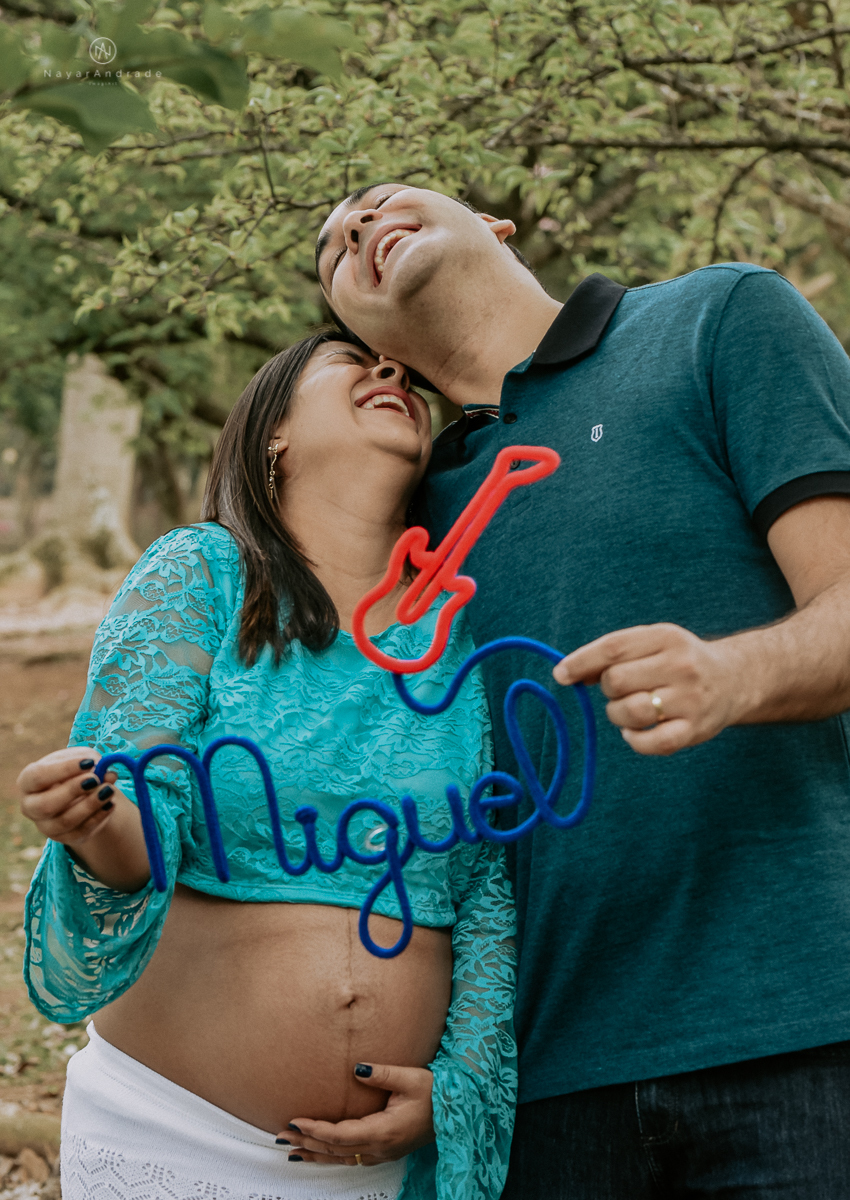 Ensaio gestante feito no parque do ibirapuera com verde folhas flotes e arvores ensaio gestante