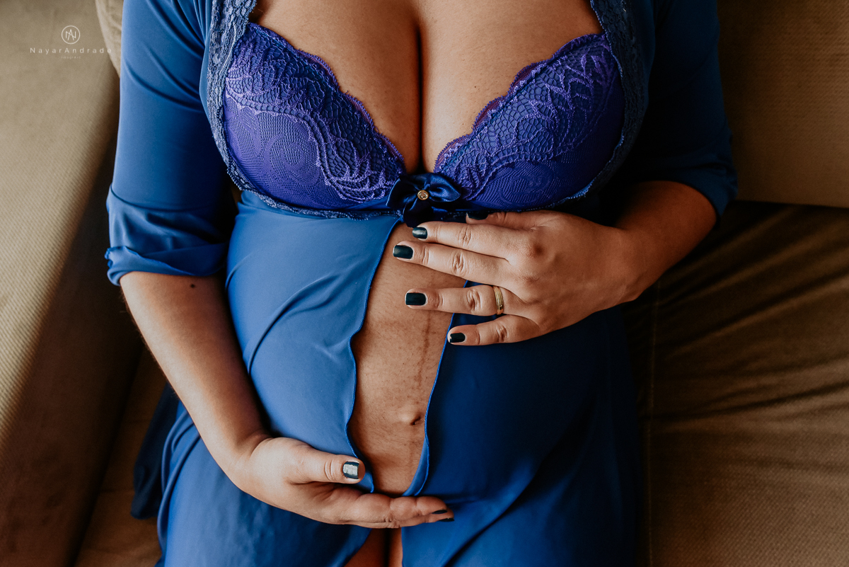 Ensaio de gestante casal feito em casa deitados na cama e na sala de casa  gestante life style