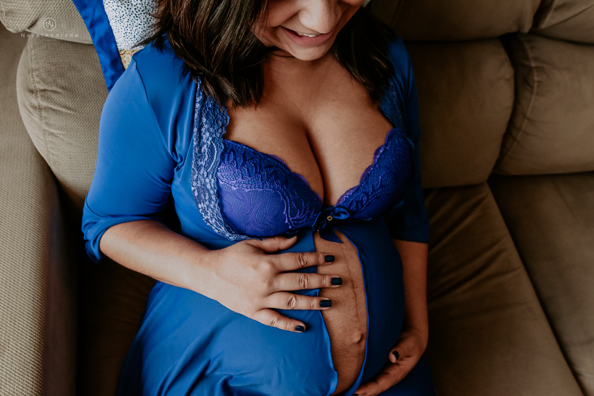 Ensaio de gestante casal feito em casa deitados na cama e na sala de casa  gestante life style