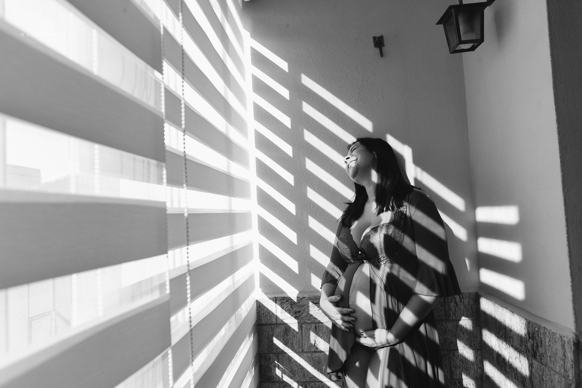 Ensaio de gestante casal feito em casa deitados na cama e na sala de casa  gestante life style