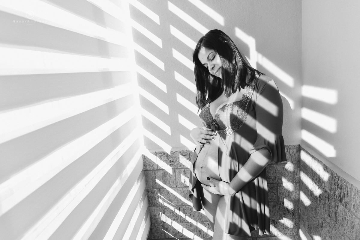 Ensaio de gestante casal feito em casa deitados na cama e na sala de casa  gestante life style