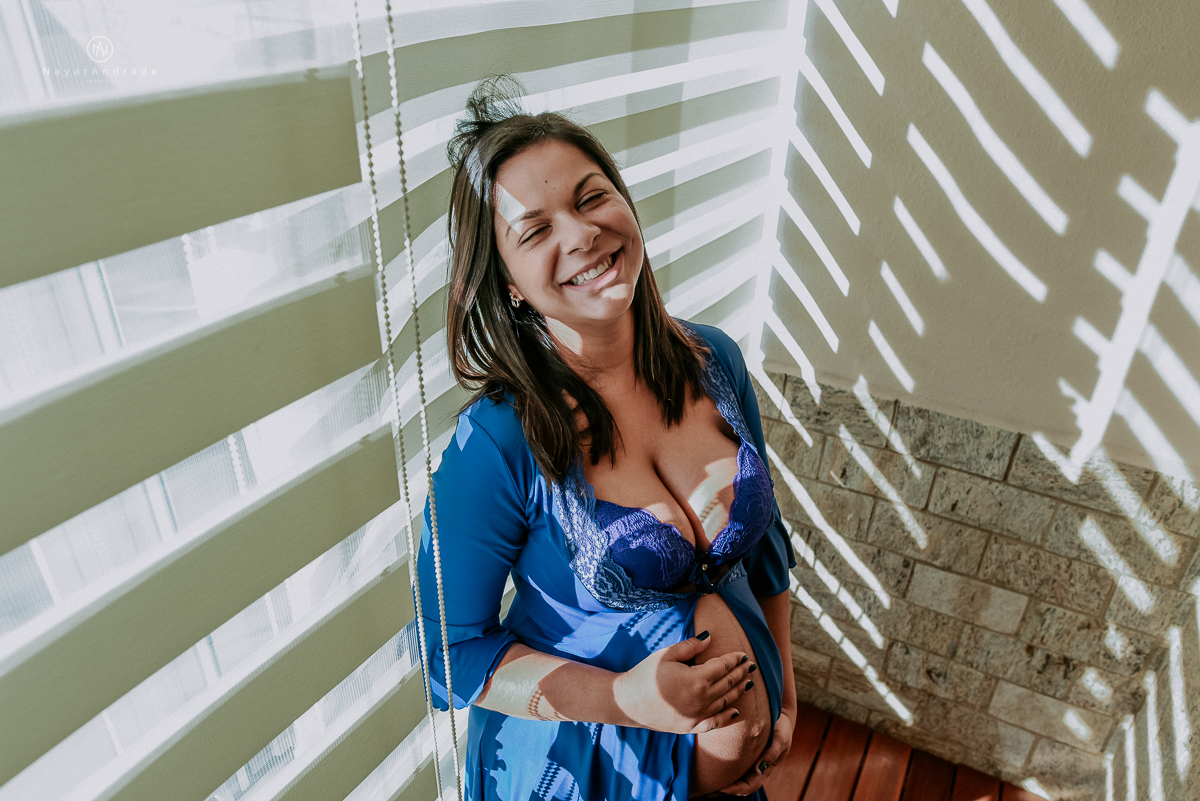 Ensaio de gestante casal feito em casa deitados na cama e na sala de casa  gestante life style