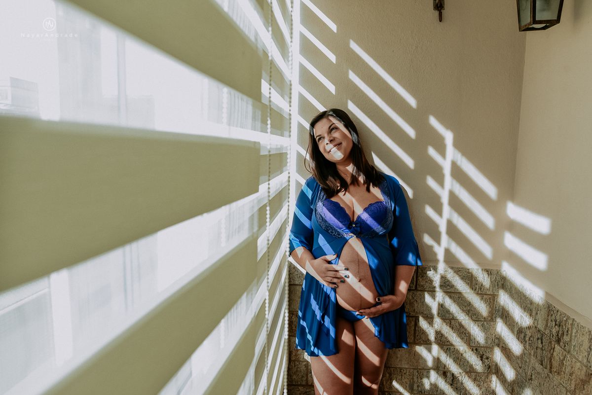 Ensaio de gestante casal feito em casa deitados na cama e na sala de casa  gestante life style