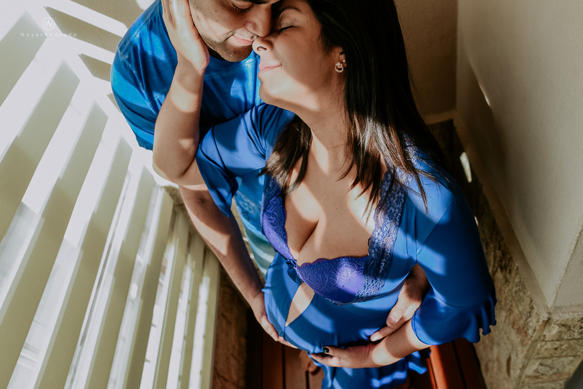 Ensaio de gestante casal feito em casa deitados na cama e na sala de casa  gestante life style