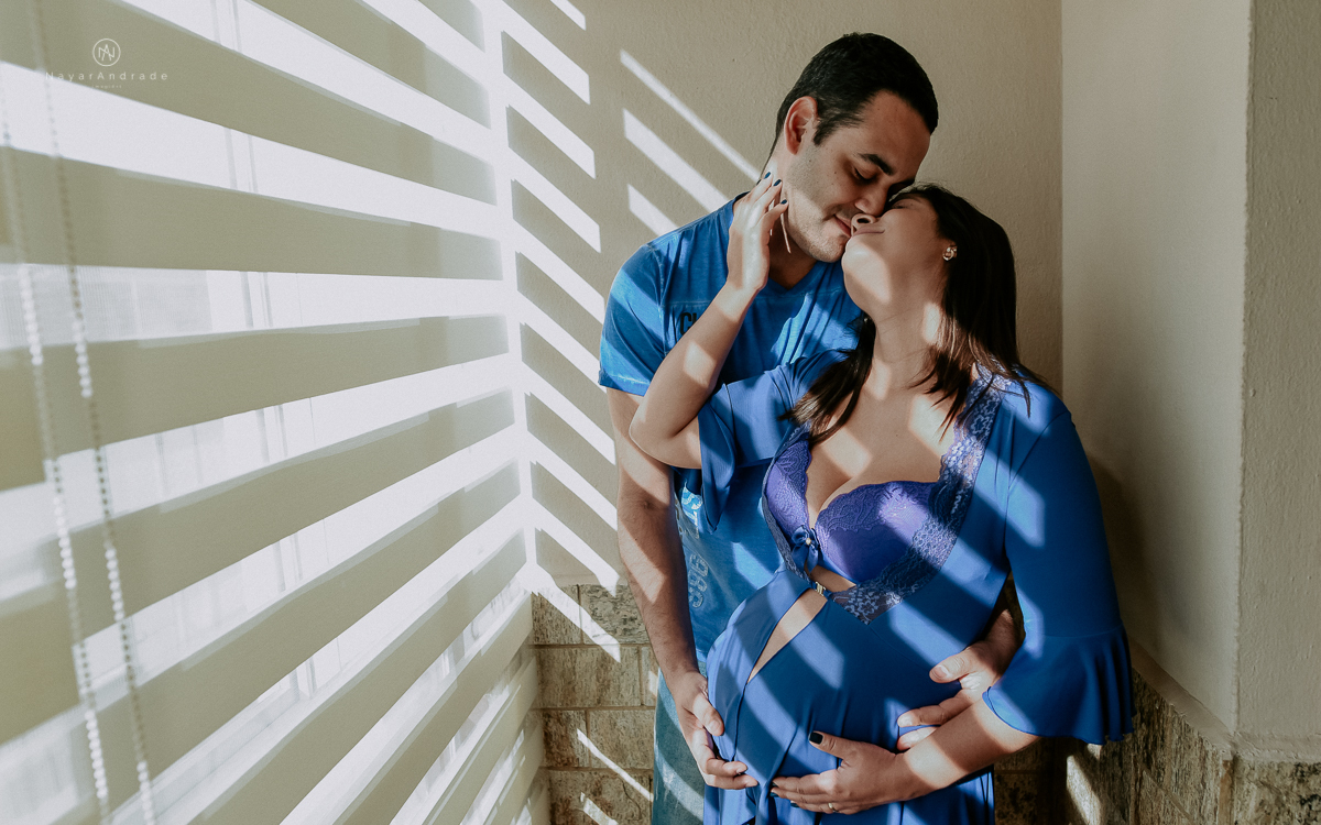 Ensaio de gestante casal feito em casa deitados na cama e na sala de casa  gestante life style