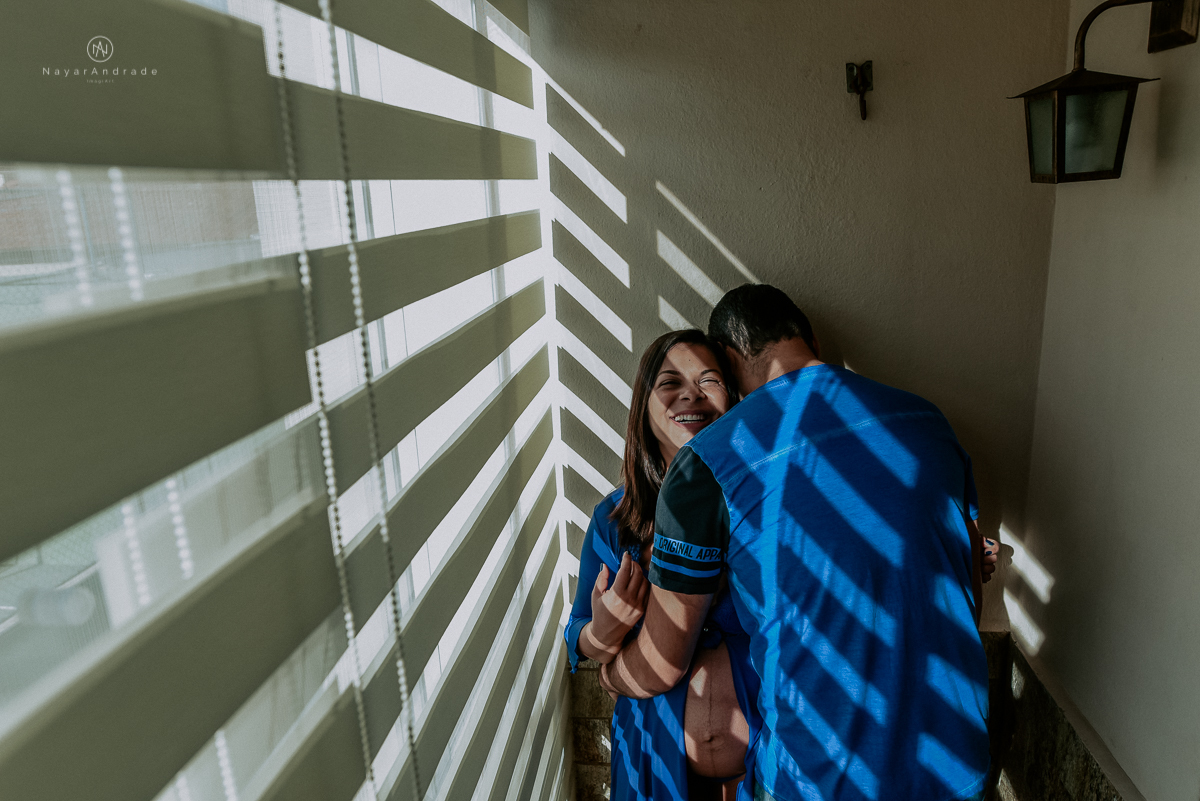 Ensaio de gestante casal feito em casa deitados na cama e na sala de casa  gestante life style