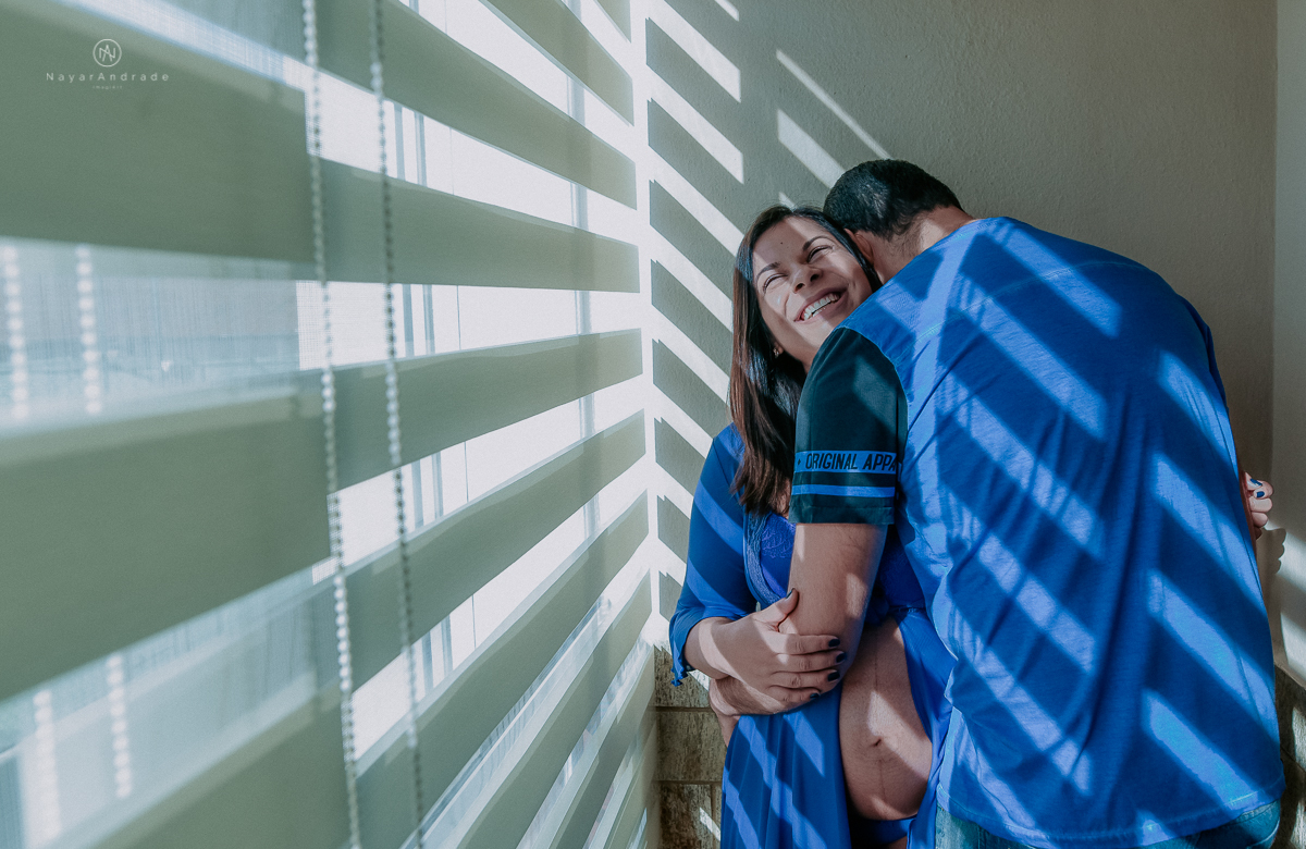 Ensaio de gestante casal feito em casa deitados na cama e na sala de casa  gestante life style
