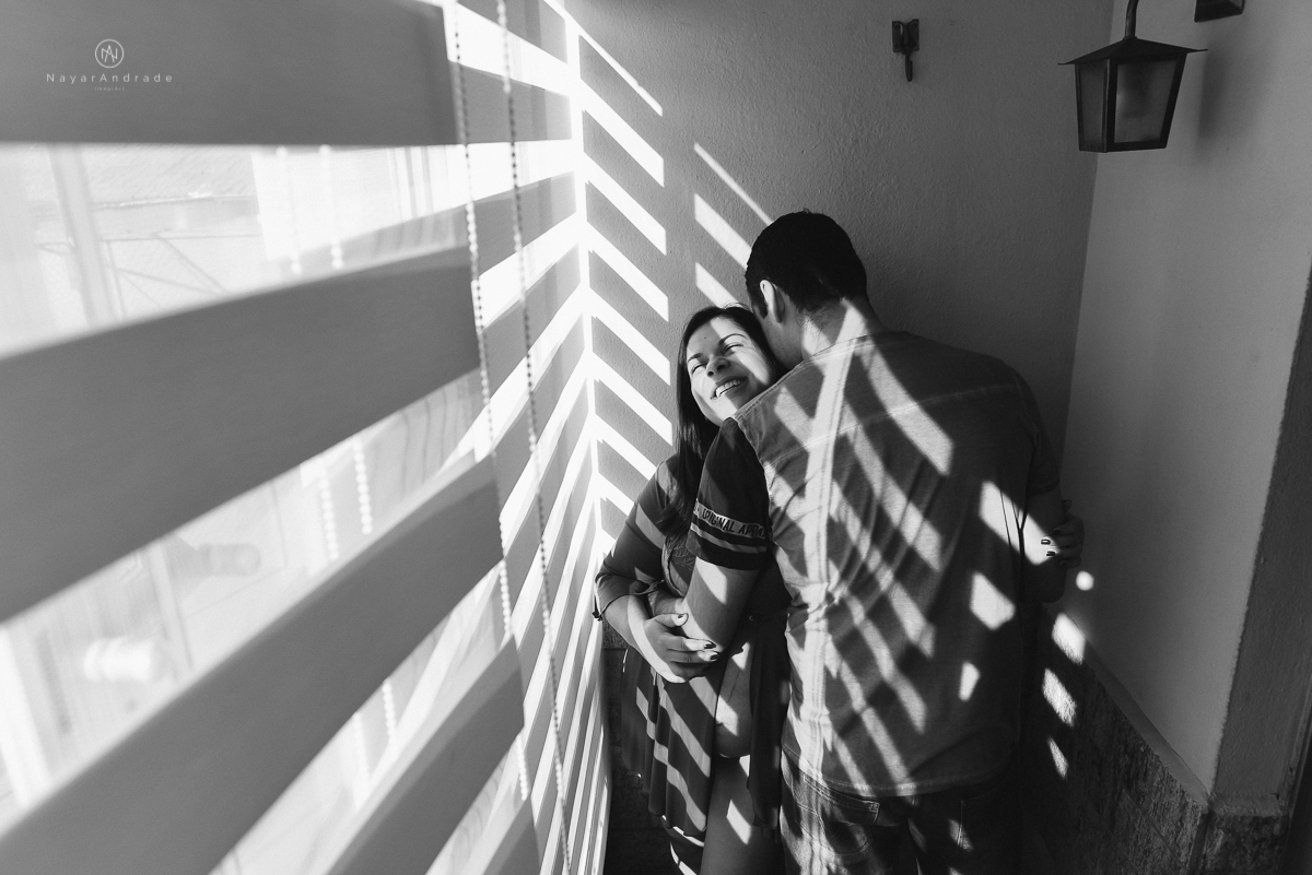 Ensaio de gestante casal feito em casa deitados na cama e na sala de casa  gestante life style