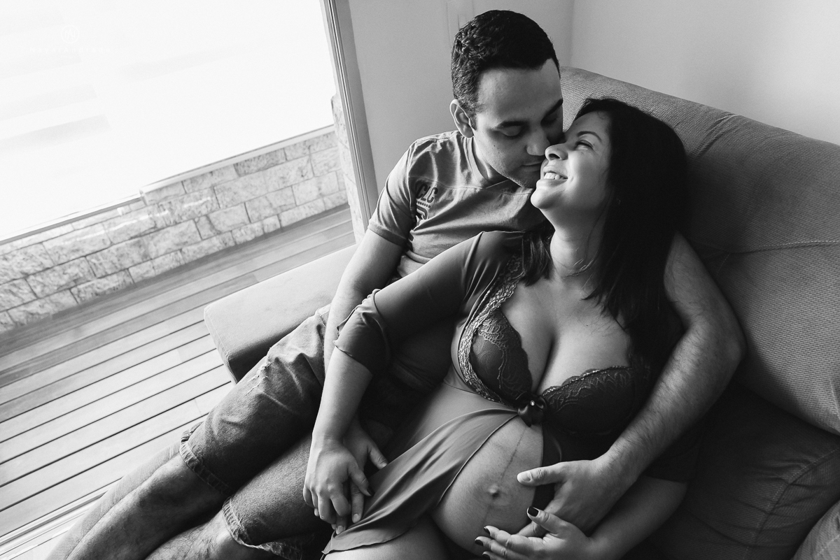 Ensaio de gestante casal feito em casa deitados na cama e na sala de casa  gestante life style