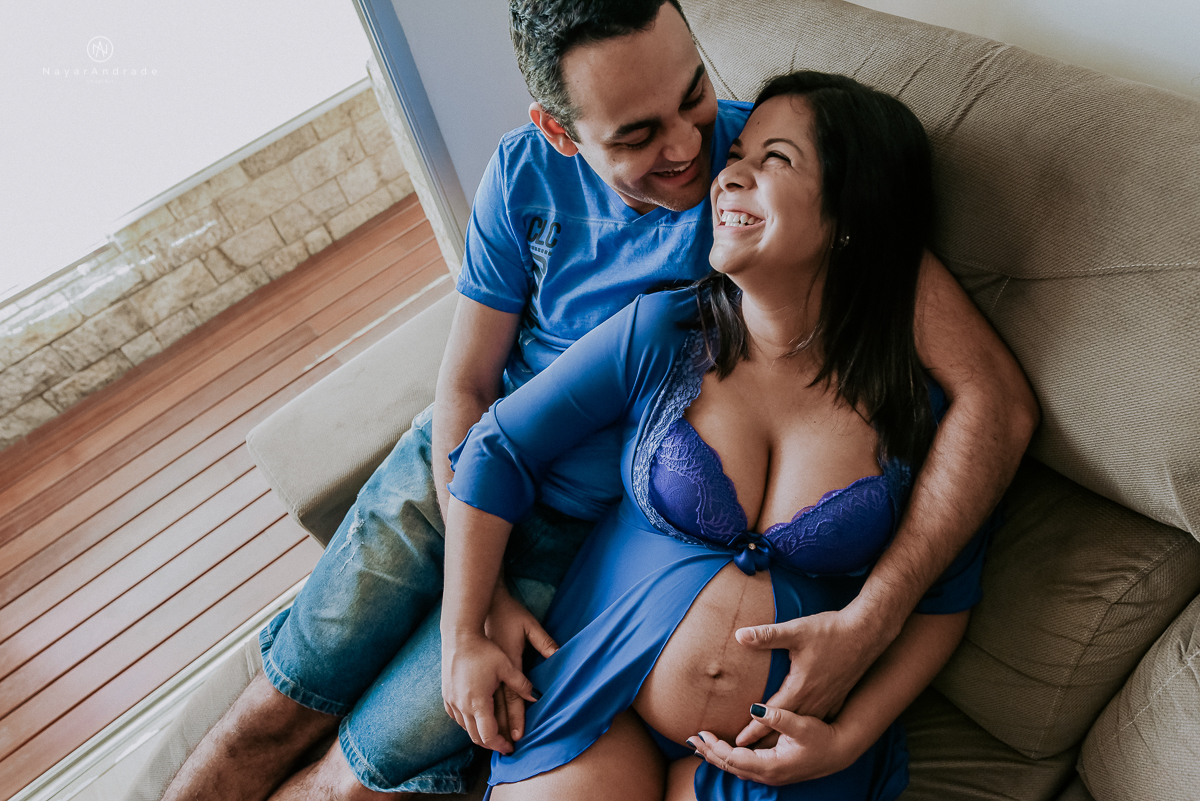 Ensaio de gestante casal feito em casa deitados na cama e na sala de casa  gestante life style