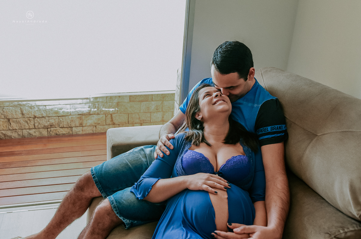 Ensaio de gestante casal feito em casa deitados na cama e na sala de casa  gestante life style