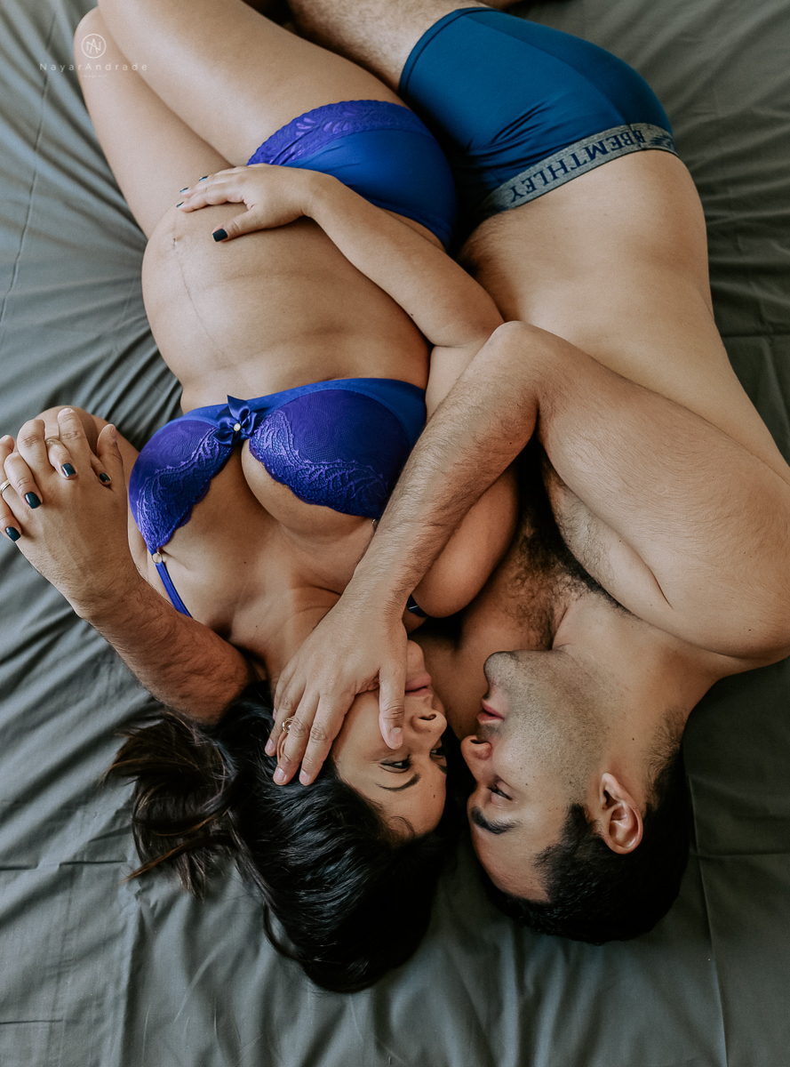 Ensaio de gestante casal feito em casa deitados na cama e na sala de casa  gestante life style