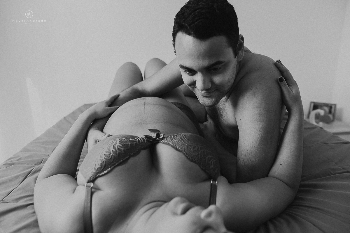 Ensaio de gestante casal feito em casa deitados na cama e na sala de casa  gestante life style