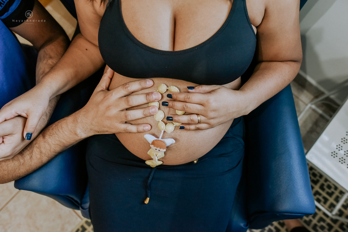 Ensaio de gestante casal feito em casa deitados na cama e na sala de casa  gestante life style