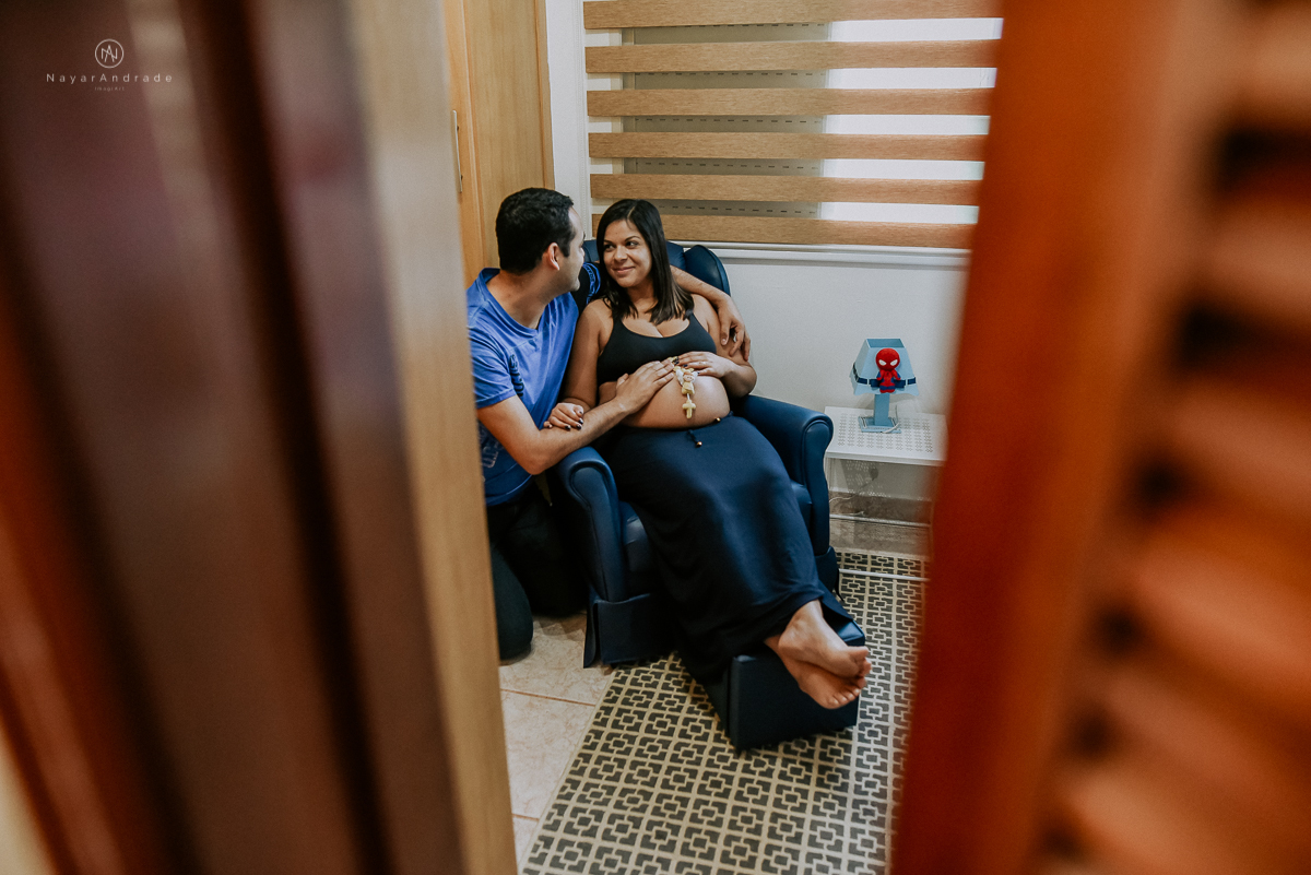 Ensaio de gestante casal feito em casa deitados na cama e na sala de casa  gestante life style