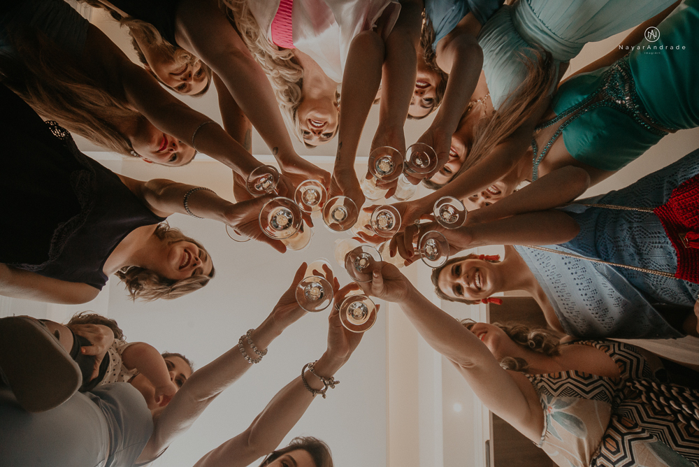 casamento feito em paraty no rio de janeiro em um dia chuvoso na pousada apple paraty. noiva com vestido sereia e noivo de terno azul