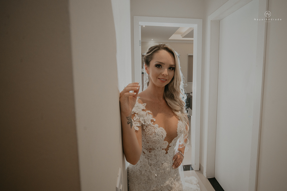 casamento feito em paraty no rio de janeiro em um dia chuvoso na pousada apple paraty. noiva com vestido sereia e noivo de terno azul