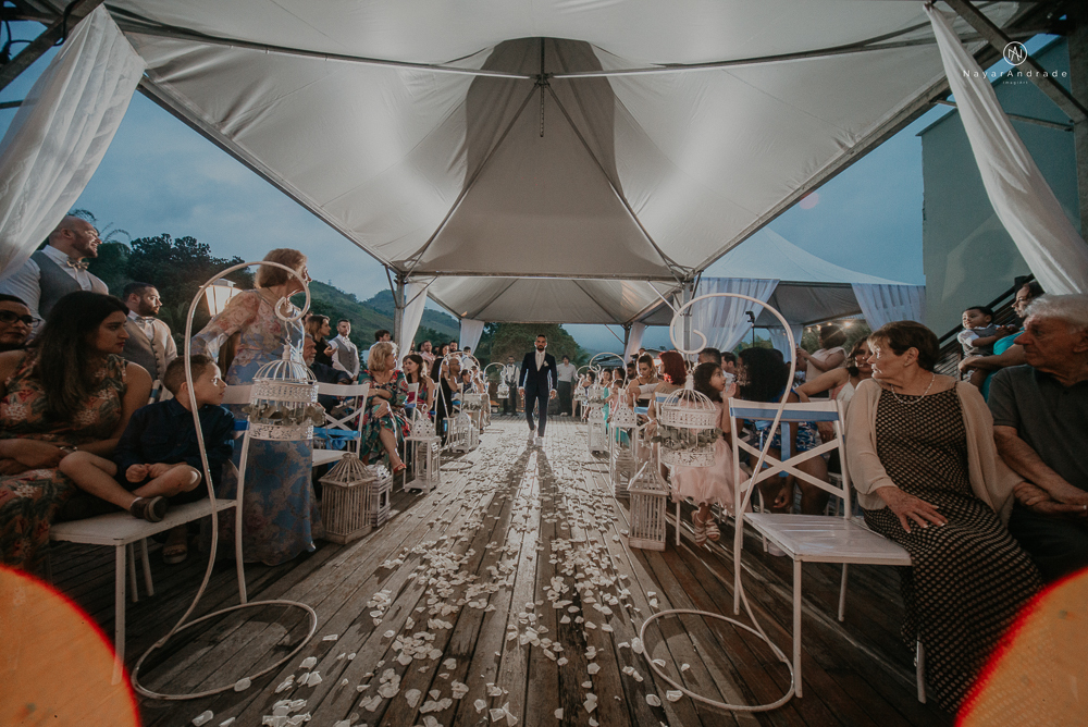 casamento feito em paraty no rio de janeiro em um dia chuvoso na pousada apple paraty. noiva com vestido sereia e noivo de terno azul
