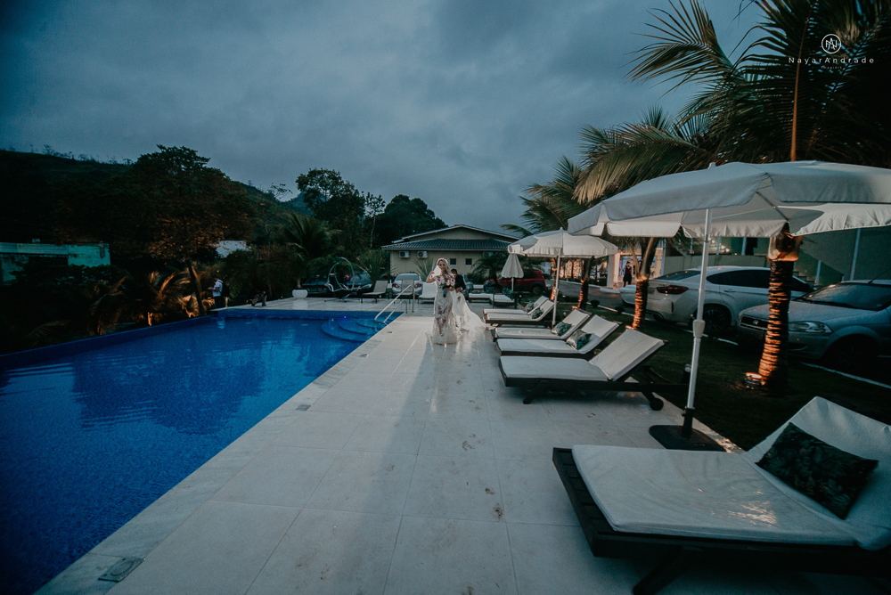 casamento feito em paraty no rio de janeiro em um dia chuvoso na pousada apple paraty. noiva com vestido sereia e noivo de terno azul