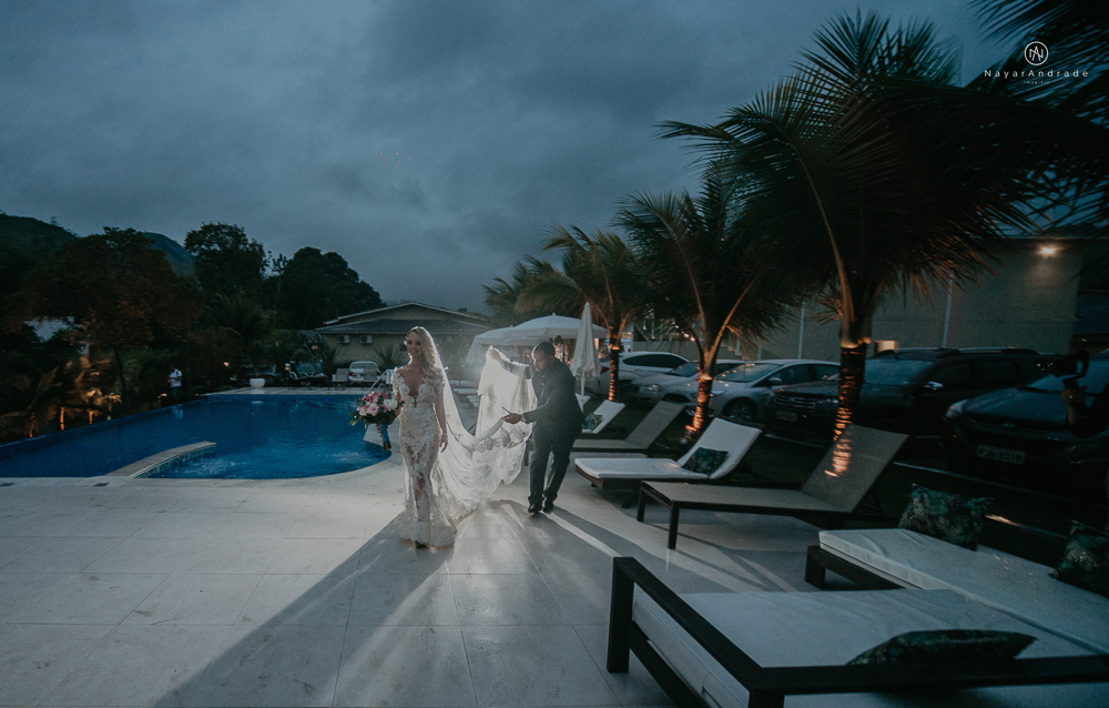 casamento feito em paraty no rio de janeiro em um dia chuvoso na pousada apple paraty. noiva com vestido sereia e noivo de terno azul