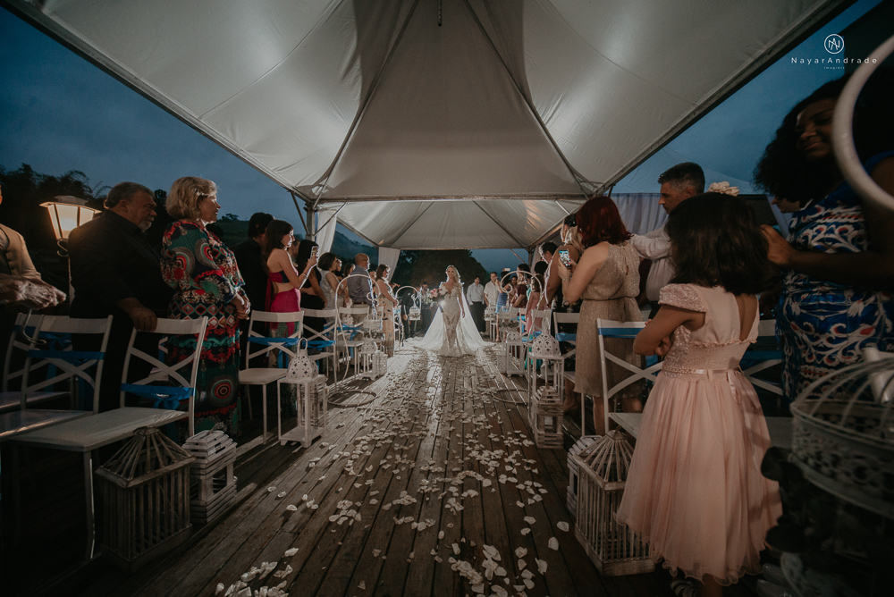 casamento feito em paraty no rio de janeiro em um dia chuvoso na pousada apple paraty. noiva com vestido sereia e noivo de terno azul
