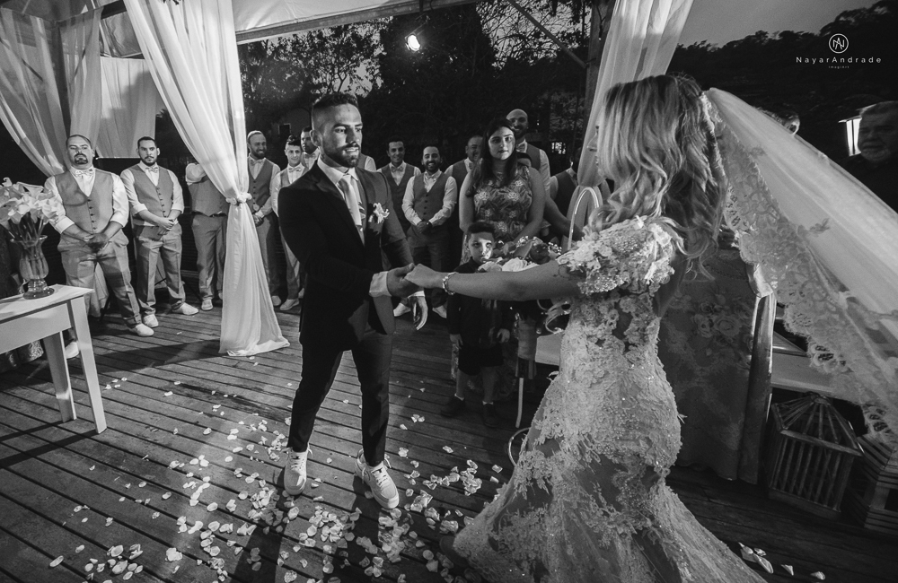 casamento feito em paraty no rio de janeiro em um dia chuvoso na pousada apple paraty. noiva com vestido sereia e noivo de terno azul