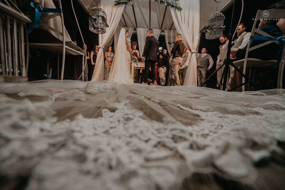 casamento feito em paraty no rio de janeiro em um dia chuvoso na pousada apple paraty. noiva com vestido sereia e noivo de terno azul