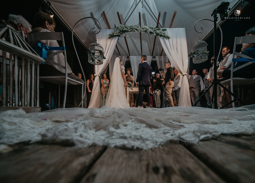 casamento feito em paraty no rio de janeiro em um dia chuvoso na pousada apple paraty. noiva com vestido sereia e noivo de terno azul