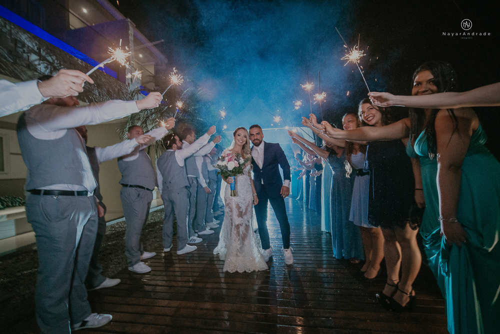 casamento feito em paraty no rio de janeiro em um dia chuvoso na pousada apple paraty. noiva com vestido sereia e noivo de terno azul