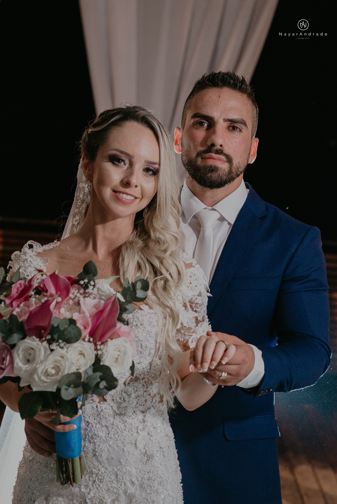 casamento feito em paraty no rio de janeiro em um dia chuvoso na pousada apple paraty. noiva com vestido sereia e noivo de terno azul