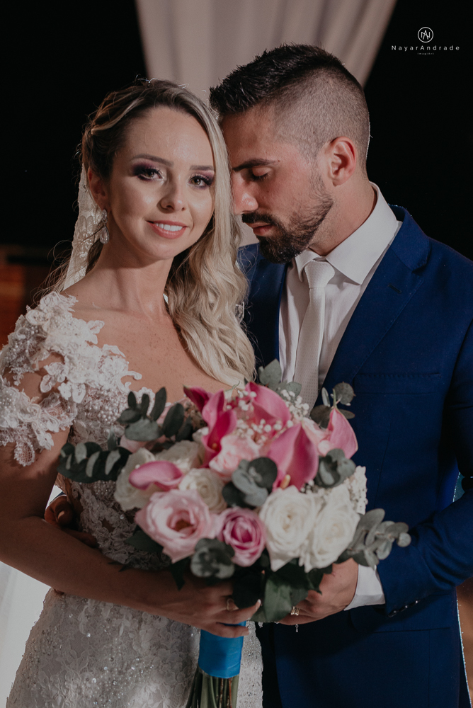 casamento feito em paraty no rio de janeiro em um dia chuvoso na pousada apple paraty. noiva com vestido sereia e noivo de terno azulcasamento feito em paraty no rio de janeiro em um dia chuvoso na pousada apple paraty. noiva com vestido sereia e noivo de